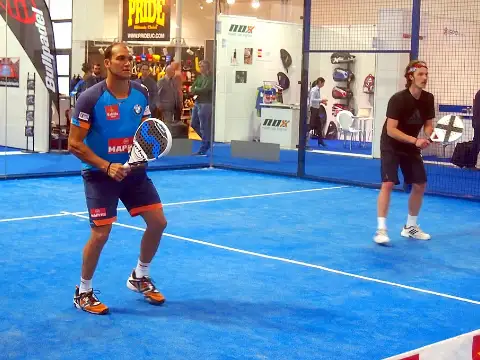 padel korts (ilustratīvs)