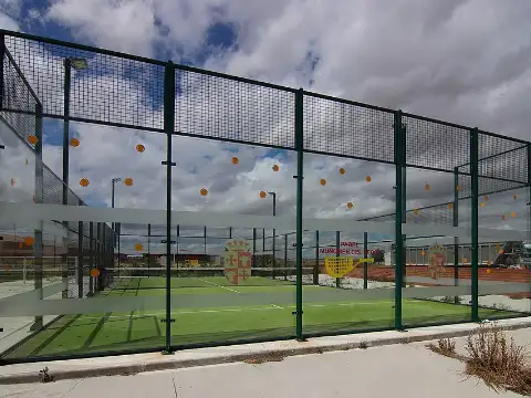 padel korts (ilustratīvs)