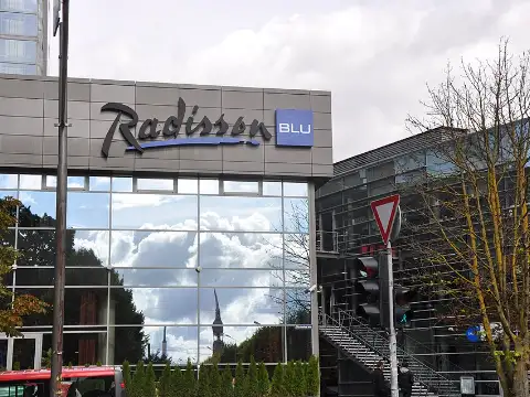 Viesnīca “Radisson Blu Latvija”, kur atrodas Friends Club