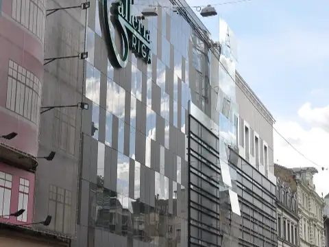 T/c “Galleria Riga”, uz kura jumta atrodas Herbārijs