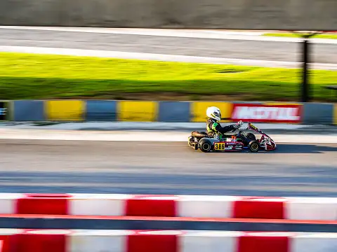 kartingi trasē (ilustratīvs)