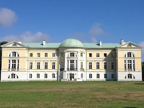 Mežotnes pils no dārza puses