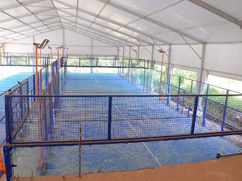 padel korts (ilustratīvs)