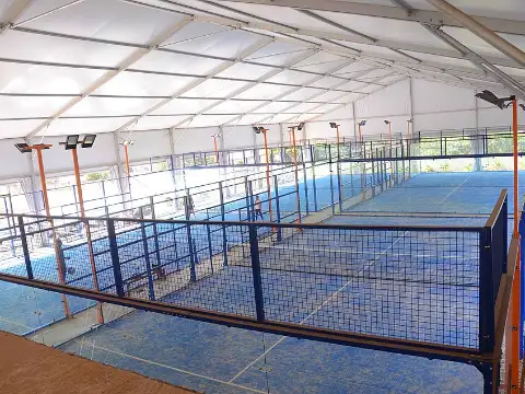 padel korts (ilustratīvs)