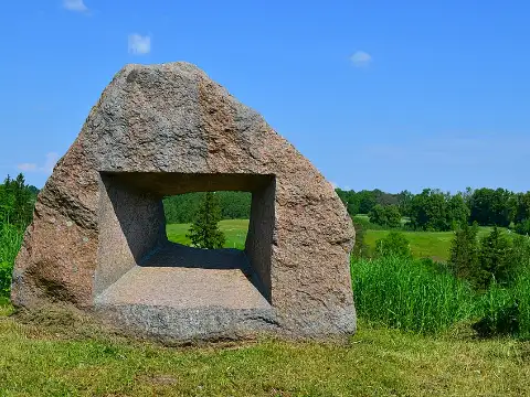 Mākslas darbs Pedvālē