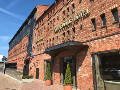 Promenade Hotel