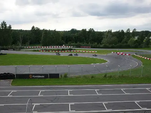 kartingi trasē (ilustratīvs)