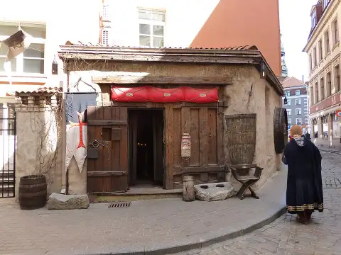 Rozengrāls, Rozena iela 1