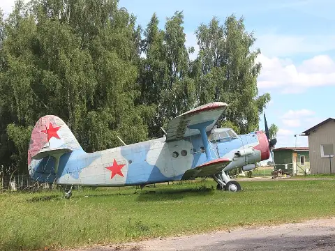 Lidmašīna Limbažu lidlaukā