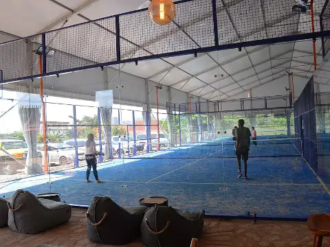 padel korts (ilustratīvs)